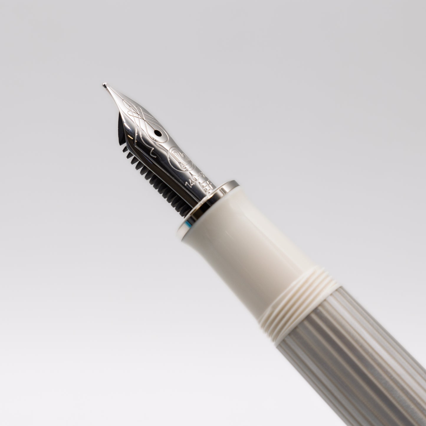 Pelikan Souverän M405 Silver-White Fountain Pen (M)